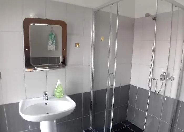 بيت شباب Karaj Krujë